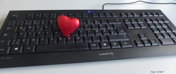 Symbol Polizei Betrug Computertastatur Herz
