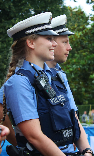 Personen junge Polizistin und junger Polzist