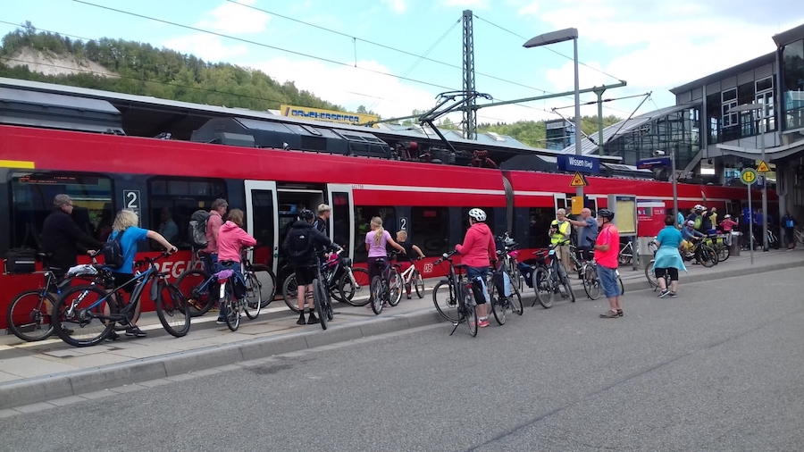 Verkehr Bahnhof Wissen Radfahrer Regionalbahn