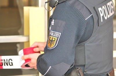 Symbol Bundespolizist sperrt ab